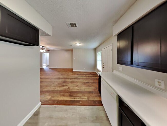 Foto del edificio - No Application Fees* 1 Month Free Rent w/M...