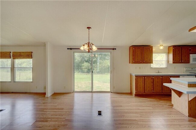 Foto del edificio - Country Living on half acre