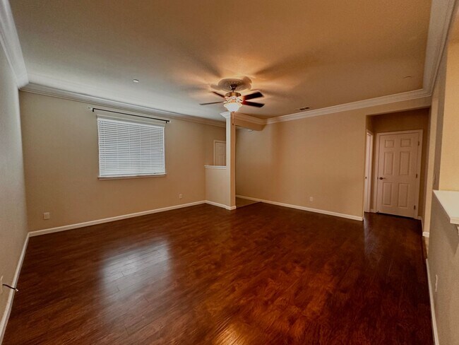 Building Photo - 4 BEDROOM TOWNHOUSE IN CENTRAL REDDING