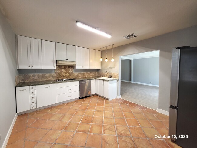 Foto del edificio - 6355 W Twain Ave