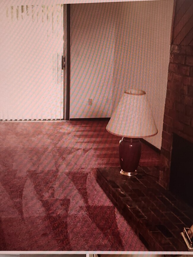 Sala de estar - 50 NE Village Squire Ave