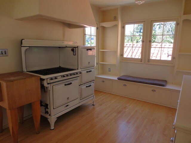 Building Photo - 2021 Whitley Terrace Steps