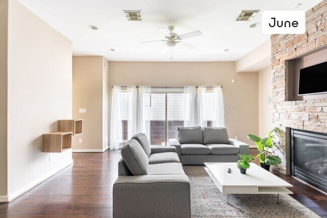 Foto del edificio - ROOM ONLY in 3-bed/3.5-bath Home