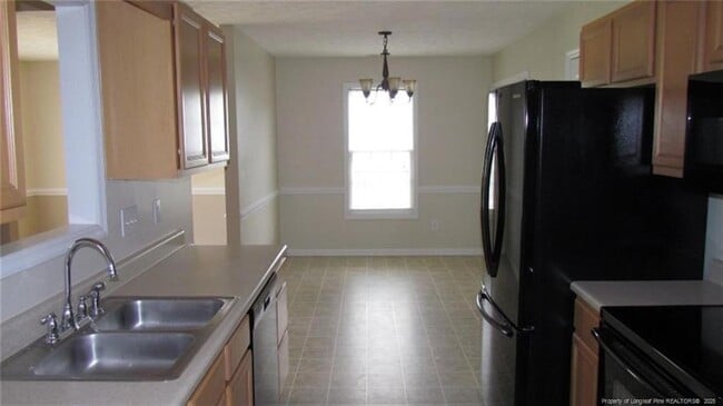 Building Photo - 2442 Larwood Dr