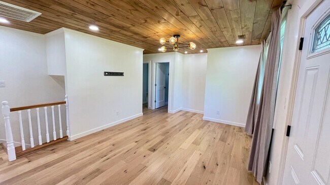 Building Photo - 820 Goldfinch Ave