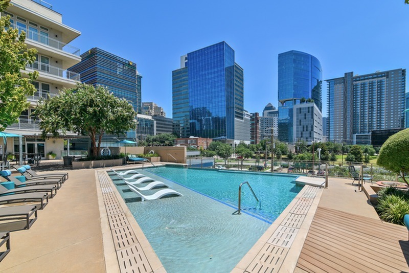 Piscina estilo centro turístico con terraza - Moda Apartments