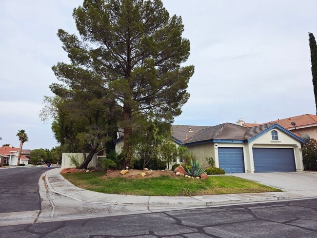 Building Photo - Single Story Home w/Pool in The Lakes!