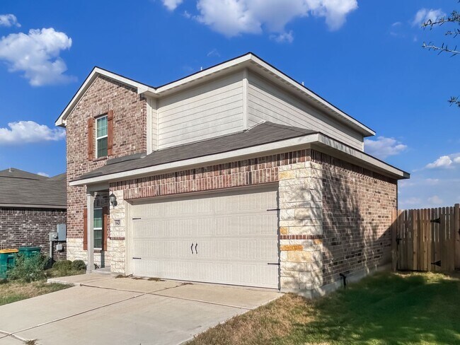 Building Photo - Beautifully Refreshed 3-Bedroom Home in De...