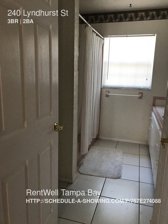 Foto del edificio - 240 Lyndhurst St