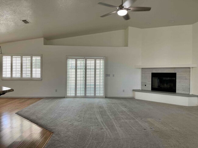 Building Photo - 18120 Lakeview Dr