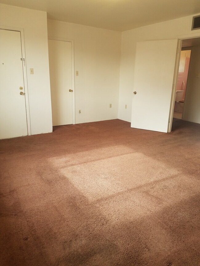 Building Photo - Spacious 2 Bedroom ready for you to make i...