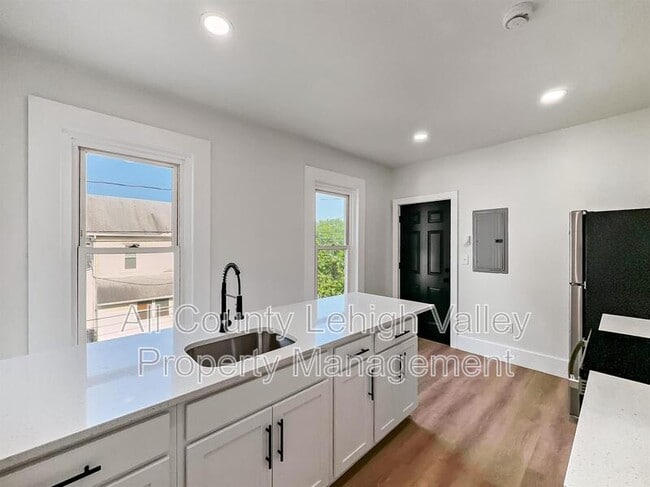 Building Photo - 122 E Goepp St