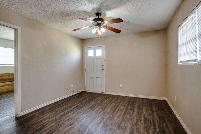 Foto del edificio - Summer 2026 Pre- lease! Cute One Bedroom near Medical and TTU