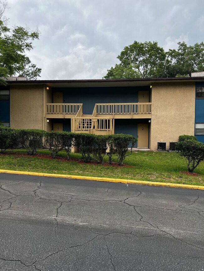 Building Photo - Location, location, location! 875 SF Unit-...