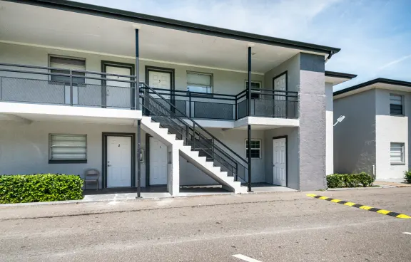 Building Photo - 886 S Nova Rd