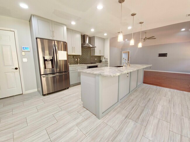 Building Photo - 8206 Creekside Cir N