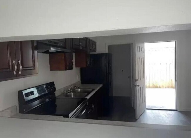 Foto del edificio - 5949 Tullis Dr