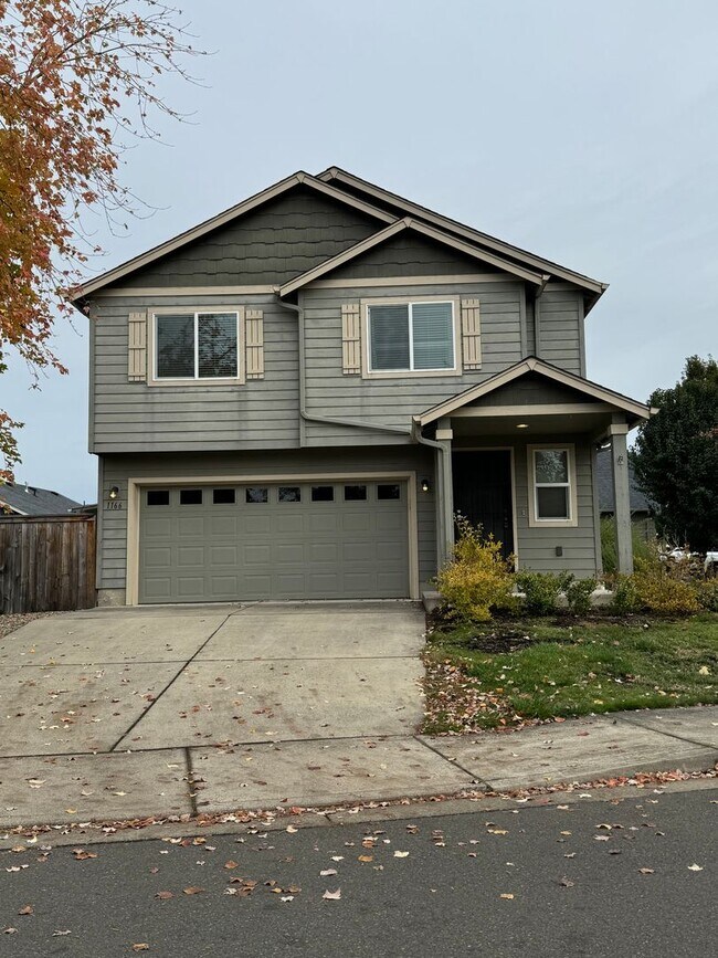 Building Photo - Beautiful 3 bed/2.5 bath with open floorplan!