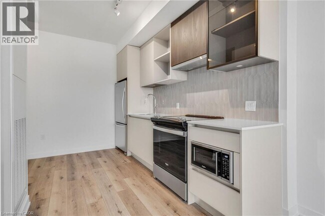 Building Photo - 395 Dundas St W