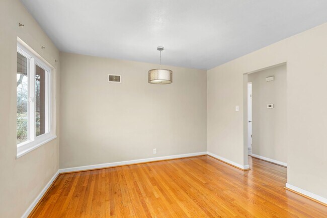 Foto del edificio - COMING SOON - Cozy & Charming Crestwood Single Family Home!