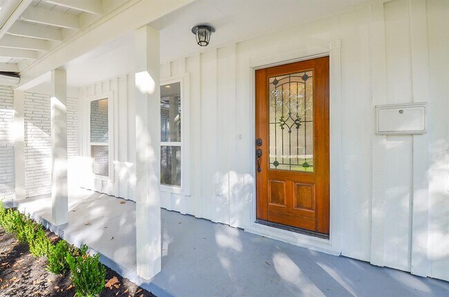 Building Photo - 9814 Cedardale Dr