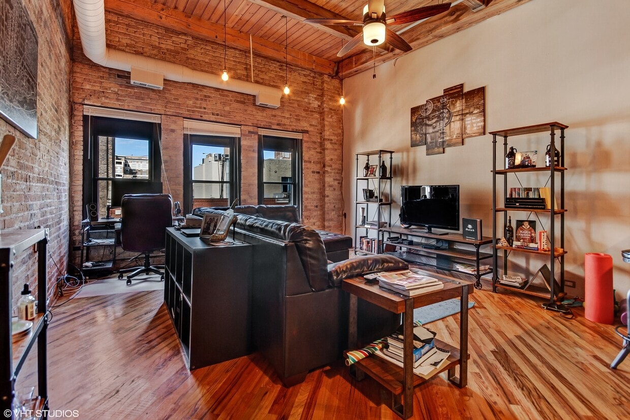 Primary Photo - 225 W Huron St