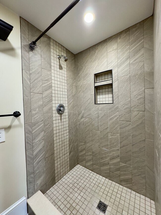 Foto del edificio - Modern 2-Bedroom Townhome with Stylish Ame...
