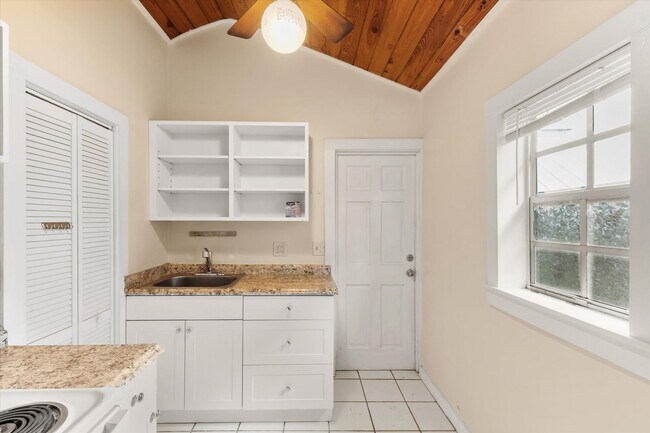 Foto del edificio - Unfurnished Studio!