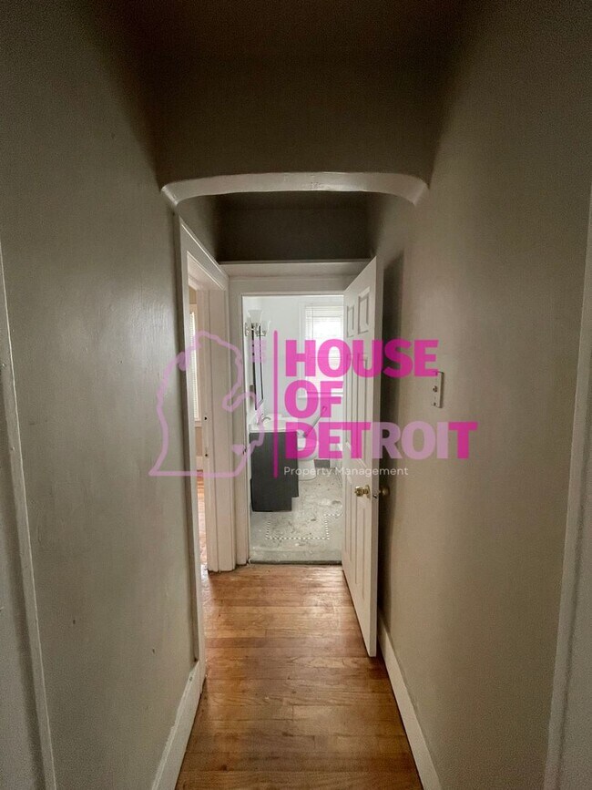 Building Photo - 3 BEDROOM | 1 BATH | FREE PRE SCREEN