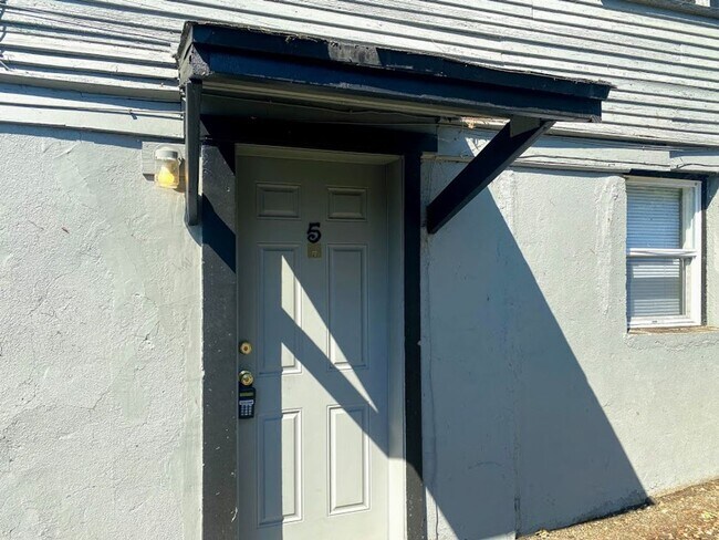 Building Photo - 1 br, 1 bath House - 1632 SE Main St #5