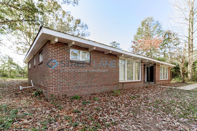 Building Photo - NOW OFFERING $250 OFF FIRST FULL MONTH IF ...