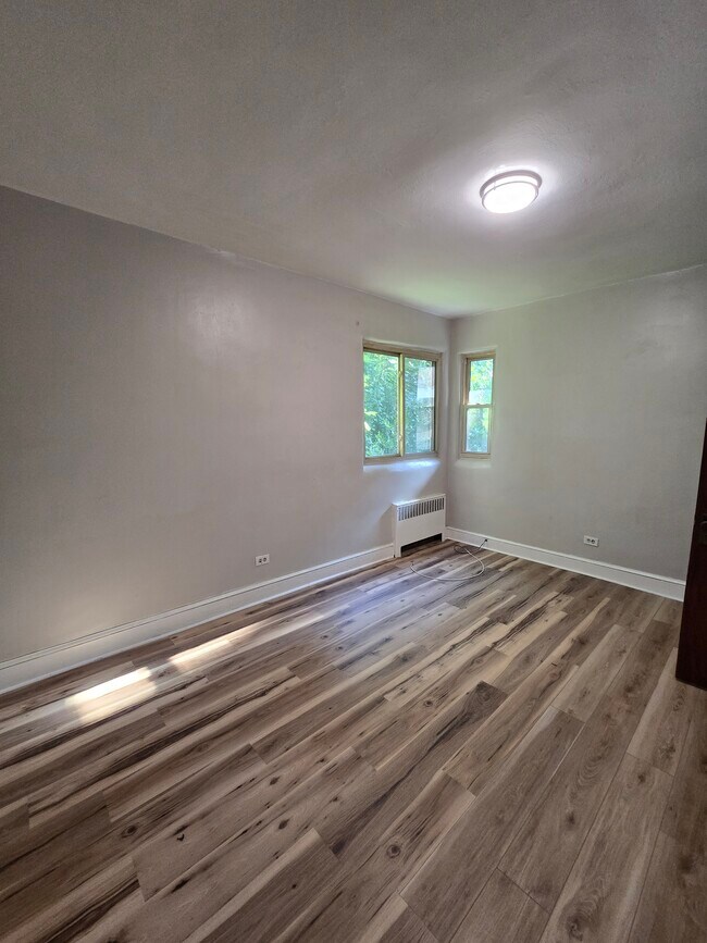 Dormitorio - ventana del lado derecho - 111 Phillips Ct
