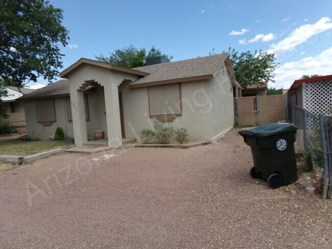Foto del edificio - ADORABLE 2 BEDROOM 1 BATHROOM HOME