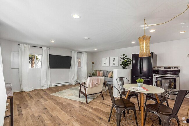 Building Photo - Beautifully Renovated 5-Bedroom Home with ...