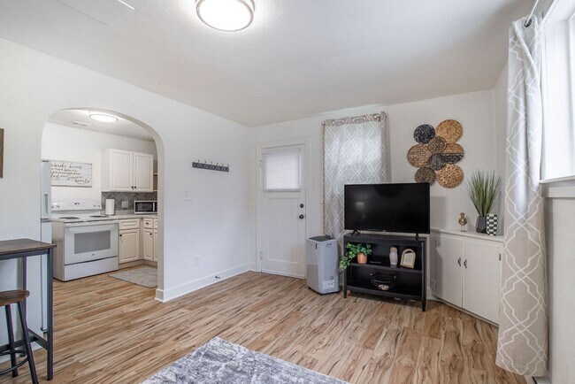 Foto del edificio - Fully Furnished 1 Bedroom 1 Bathroom WITH laundry!