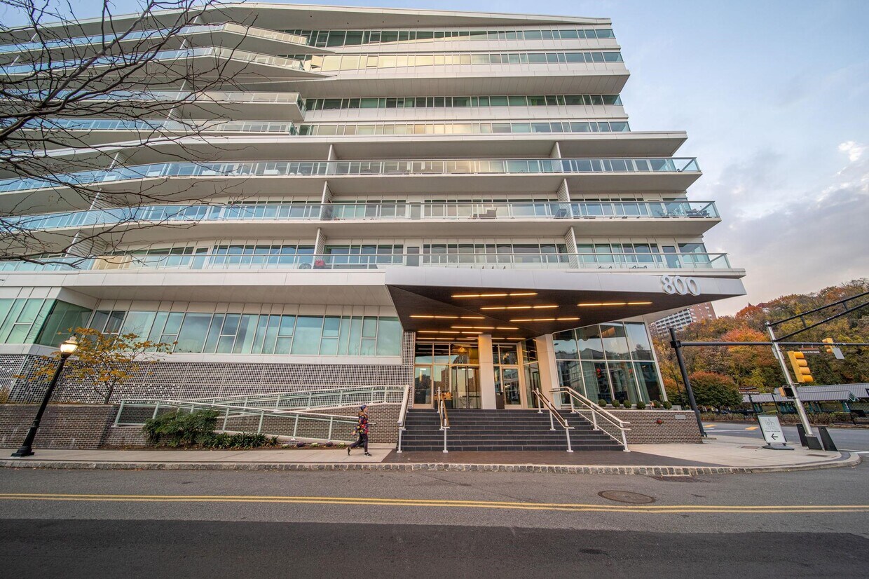 Foto principal - 800 Ave at Port Imperial Blvd