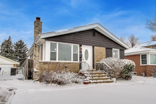 Building Photo - 5028 N Oneida Ave