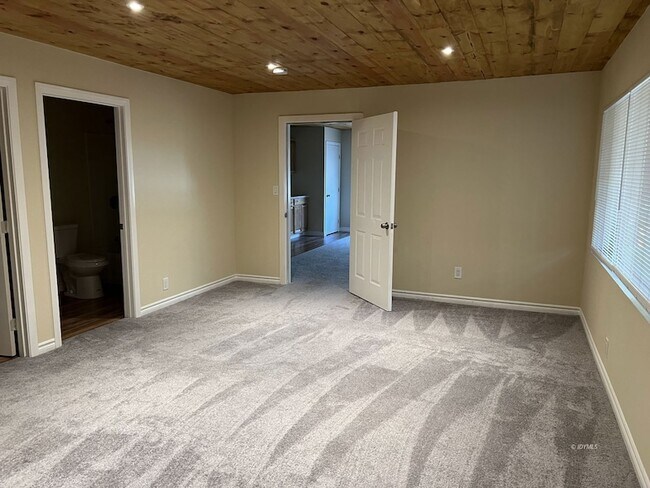 Foto del edificio - 54141 Pine Crest Ave