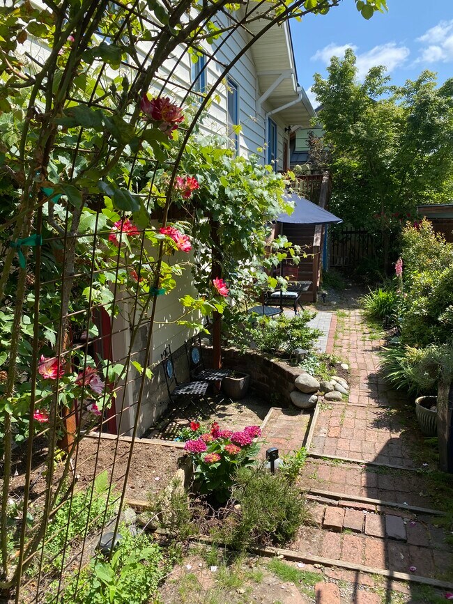 Camino al apartamento - 6316 30th Ave NW