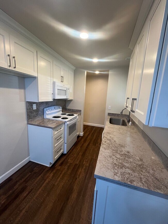 Foto del edificio - Beautiful 3 Bed 2 bath Home with Spacious backyard!
