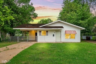 Building Photo - 8413 David Dr