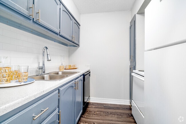 2BR, 2BA - 910SF - Kitchen - Allure