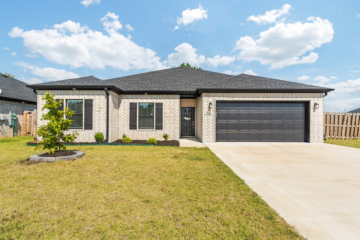 Primary Photo - 201 Tricha Cir SW