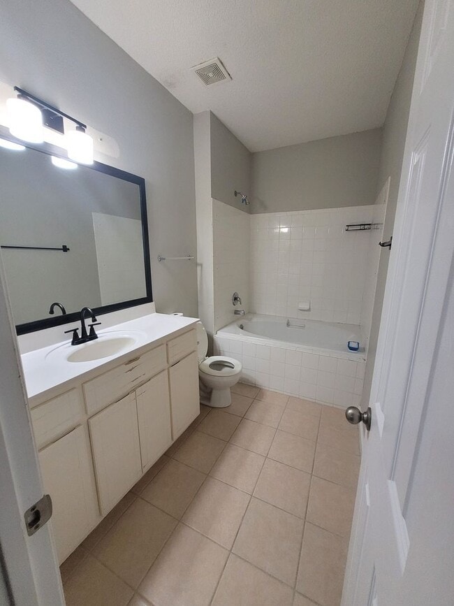 Building Photo - Newly renovated Three Bedroom Townhouse