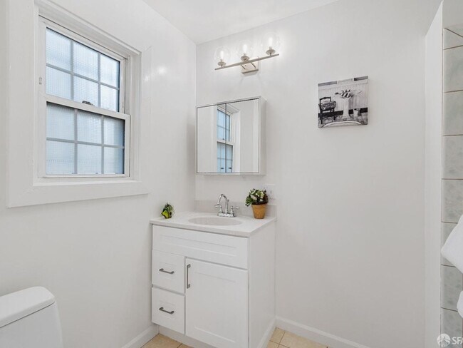 Building Photo - 4 Bedroom Single Family Home in Oakland  (...
