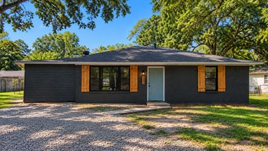 Building Photo - 207 Rosewood Dr