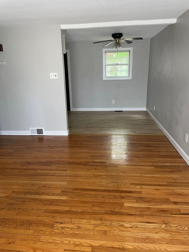 Foto del edificio - 3 BEDROOM, 1.5 BATH IN PENN HILLS - MOVE-I...