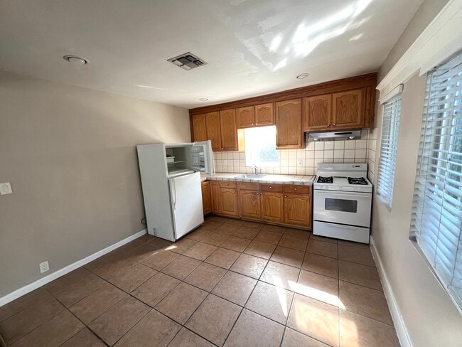 Kitchen - 2210 Las Flores Dr