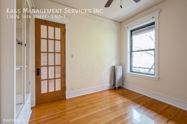 Building Photo - Huge 2br Hyde Park unit w/ heat, gas & wat...