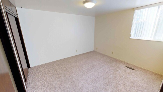 Building Photo - 607 100 E